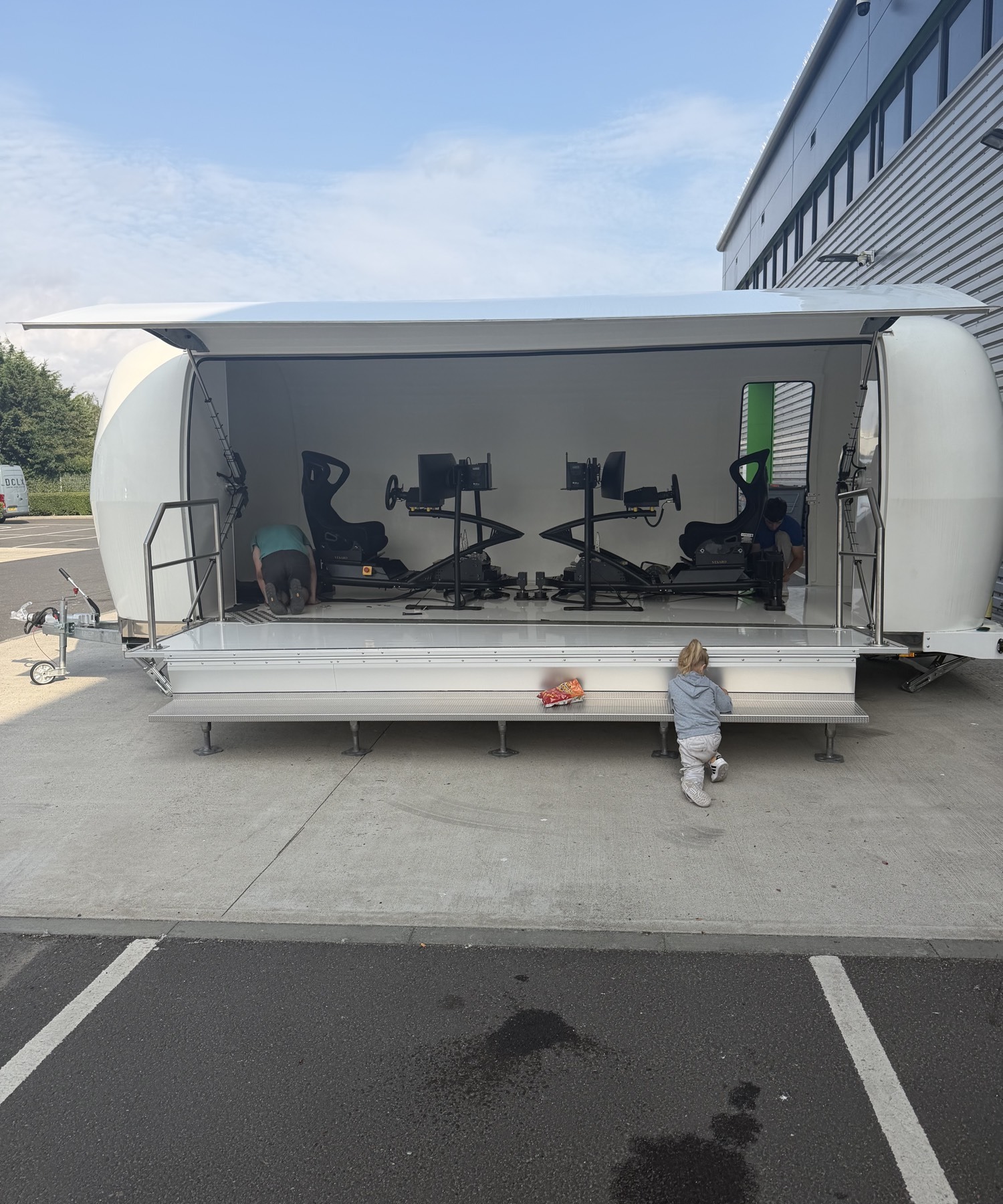 De DreamWheelzZ eventtrailer open opgesteld met twee Vesaro Full Motion racesimulators
