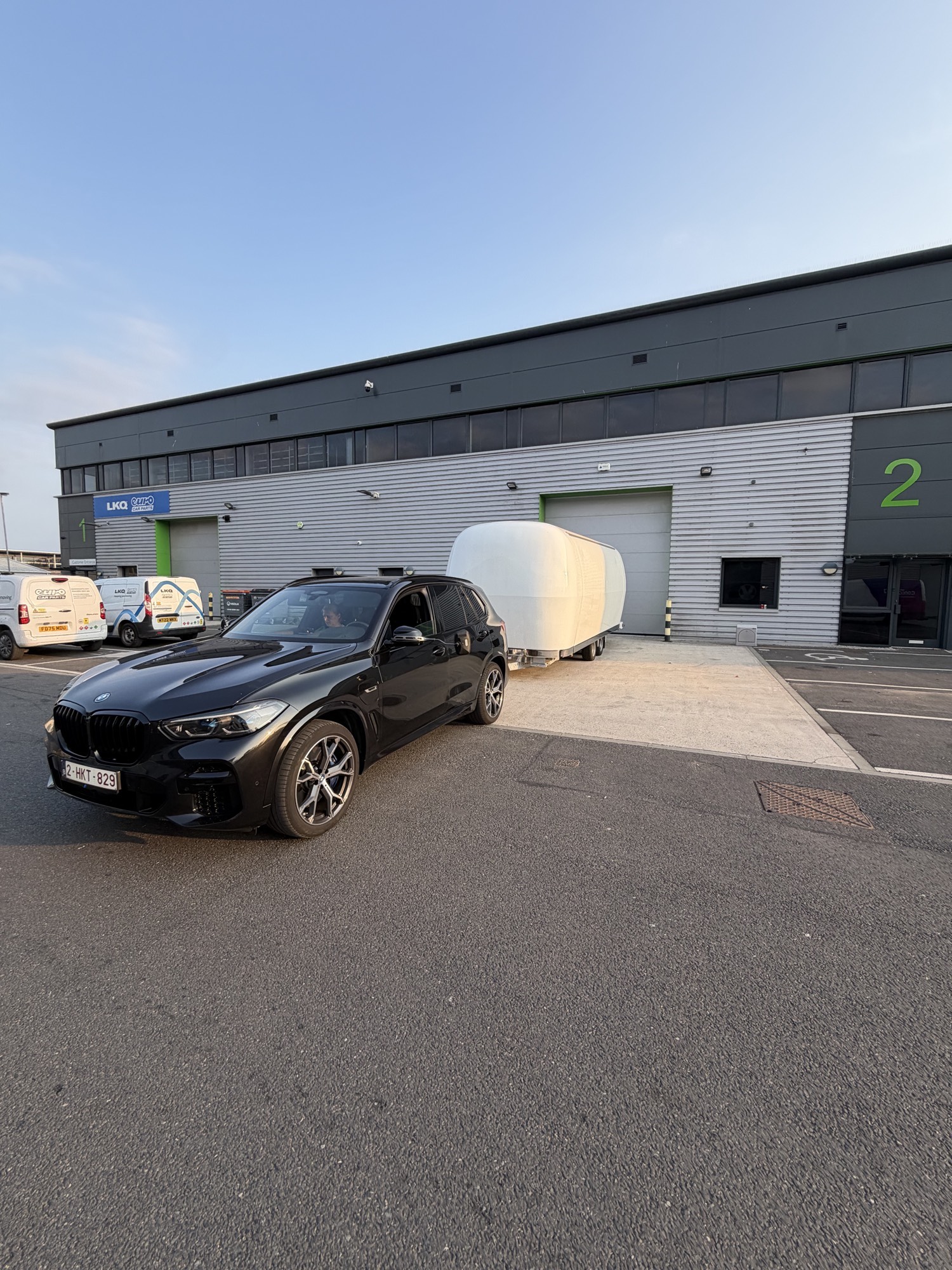 De gesloten DreamWheelzZ eventtrailer met begeleidende BMW op locatie